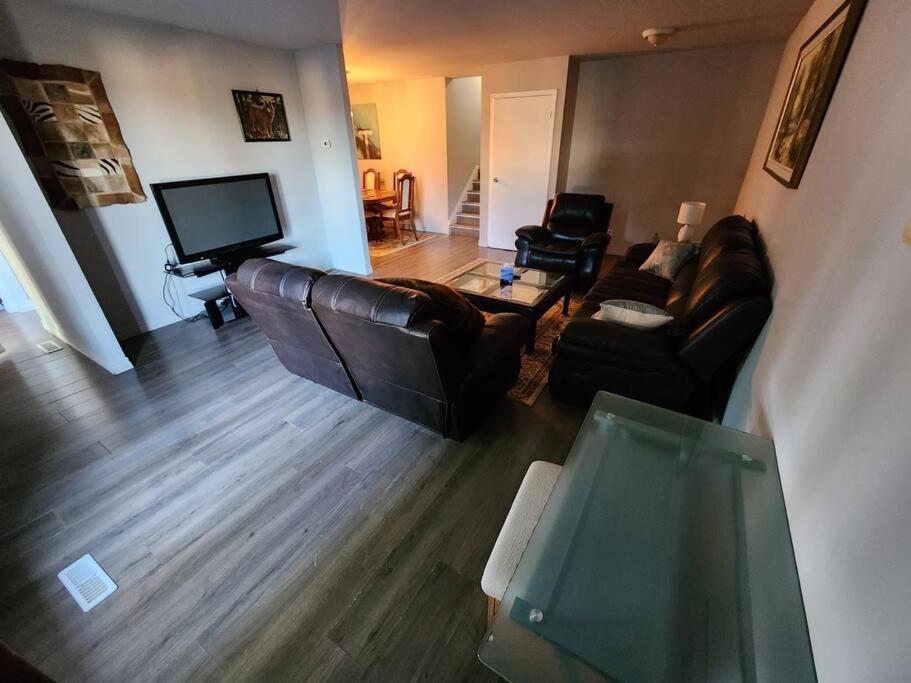 Entire 3 Bedroom House In Elliot Lake Εξωτερικό φωτογραφία