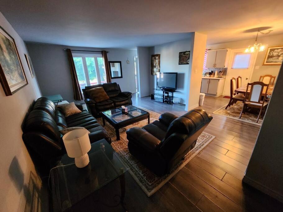 Entire 3 Bedroom House In Elliot Lake Εξωτερικό φωτογραφία